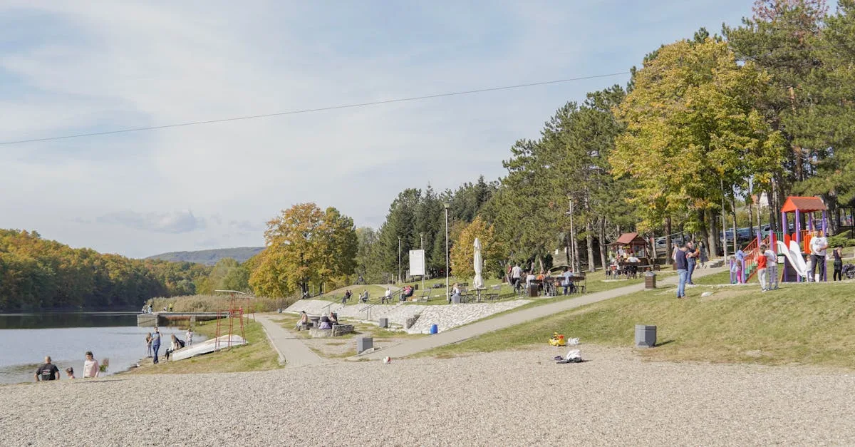 espace de jeux extérieur pour enfants, sécurisé et amusant, idéal pour découvrir, explorer et s'amuser en plein air.