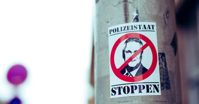 critiques des mesures anti-sociales de macron : un examen des controverses et impacts sociaux des politiques gouvernementales récentes.