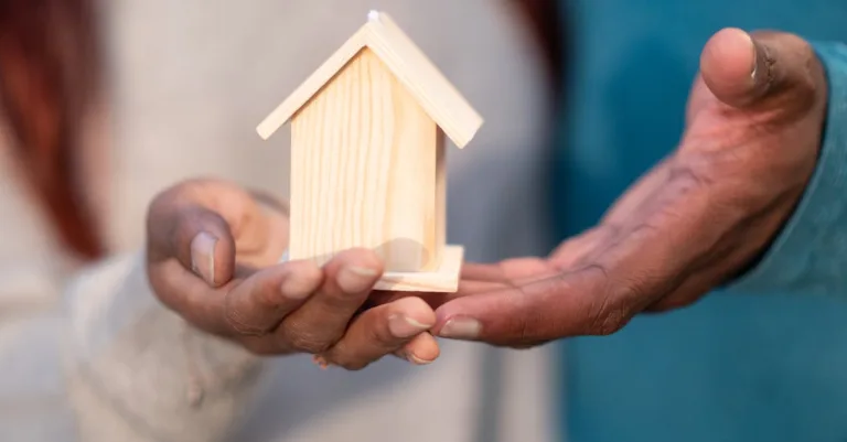 découvrez ce qu'est un prêt viager hypothécaire, ses avantages et ses conditions pour utiliser la valeur de votre maison tout en continuant à y vivre.