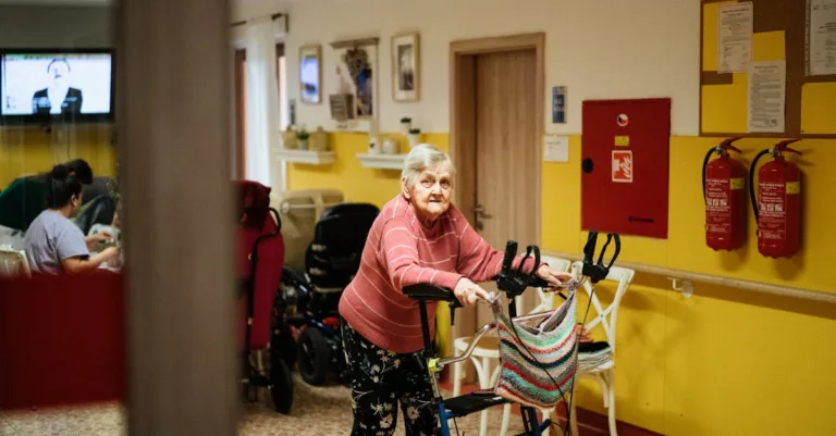 découvrez les avantages et les défis de vivre dans la maison de retraite de ses parents, avec des conseils pour un quotidien harmonieux et respectueux.