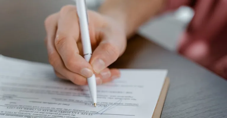 découvrez tout ce qu'il faut savoir sur les frais de notaire : comprendre les coûts, les facteurs influents et comment les anticiper lors de vos transactions immobilières.