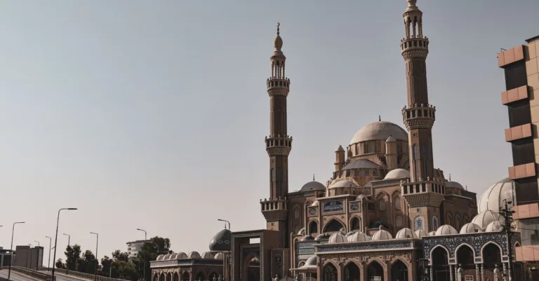 découvrez al bait towers, un complexe moderne alliant confort et élégance au cœur de la ville. profitez d'espaces de vie exceptionnels et d'équipements haut de gamme.