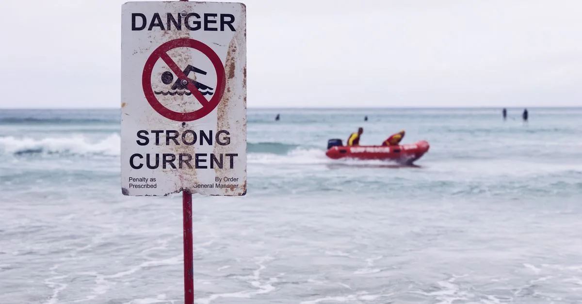 critères de sécurité à la plage : conseils essentiels pour profiter de la plage en toute sécurité, prévenir les risques et assurer la protection de tous.