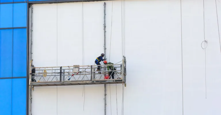 découvrez les lois et réglementations relatives à la rénovation de façade pour assurer la conformité de vos travaux et améliorer l'aspect de votre bâtiment.
