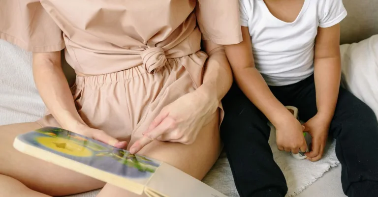 découvrez les bases de la littératie précoce pour aider les jeunes enfants à développer des compétences fondamentales en lecture et en écriture dès le plus jeune âge.