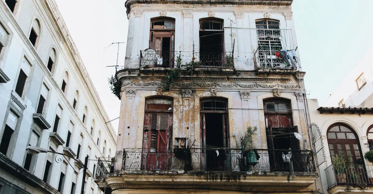 appartement à vendre dans une copropriété où le ravalement de façade est prévu : découvrez les caractéristiques du bien et les informations sur les travaux.