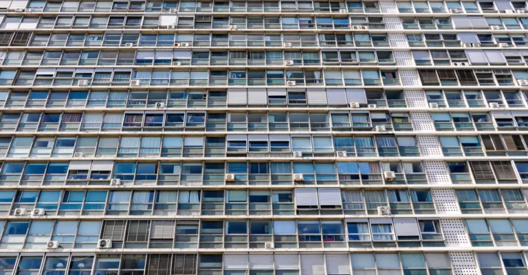 découvrez cet appartement à vendre dans un immeuble dont la rénovation de façade est prévue, un projet qui pourrait valoriser son apparence.