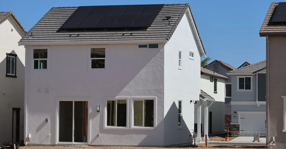 découvrez comment transférer un contrat de panneaux solaires lors de la vente de votre maison et quelles démarches effectuer avec l’acheteur.