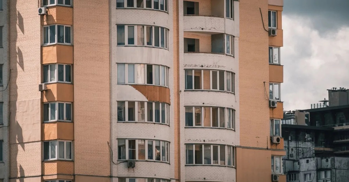découvrez qui doit payer les cotisations spéciales en copropriété, comment leur répartition est déterminée et quels facteurs peuvent influencer le montant dû.