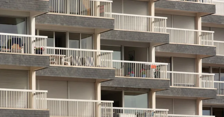 découvrez qui doit payer les appels de fonds exceptionnels en copropriété, comment ils sont répartis et quels recours s’offrent aux copropriétaires.